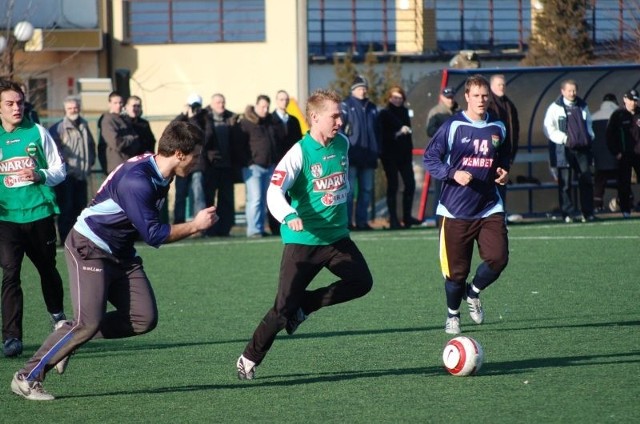 Daniel Barzyński (z piłką) przeciwko Ceramice zagra na środku pomocy.
