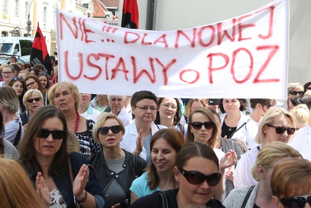 Czerwcowy protest pielęgniarek pod Ministerstwem Zdrowia. Środowiska medyczne, w tym Solidarność,  najwyraźniej złożyły parasol ochronny nad ministrem Radziwiłłem.