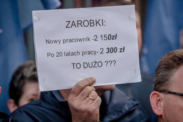 Protesty zorganizowano dzisiaj w wielu miastach w Polsce. Pocztowcy żądają podwyżek pensji i poprawy warunków pracy.