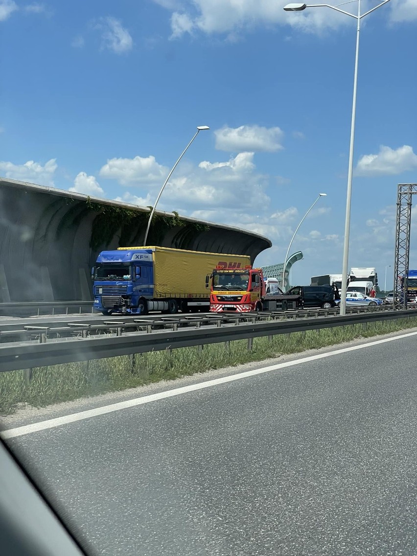 Wypadek na Autostradowej Obwodnicy Wrocławia. Jezdnia w kierunku Bielan zablokowana