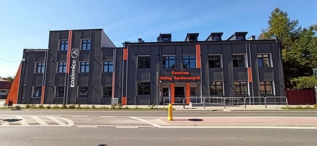 Centrum Usług Społecznych w Kozienicach po modernizacji. Na kolejnych zdjęciach obiekt przed i po modernizacji.