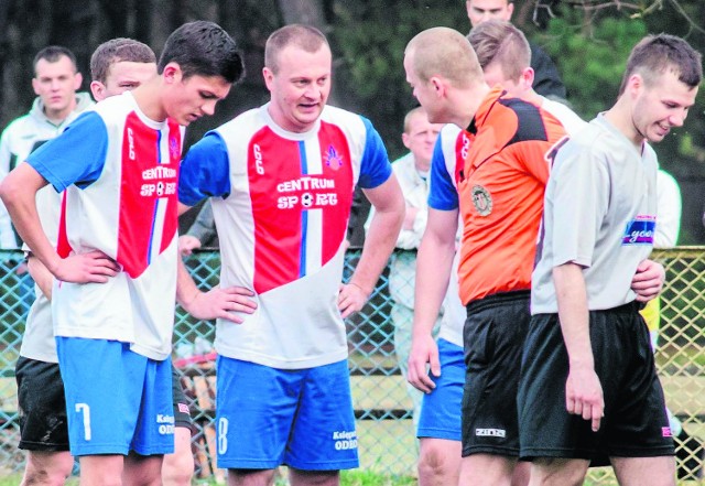 Piłkarze Świtu Ćmielów wygrali wczoraj w Górnie z miejscowym GKS 2:0. Dobry mecz rozegrał Hubert Czerpak (pierwszy z lewej). 