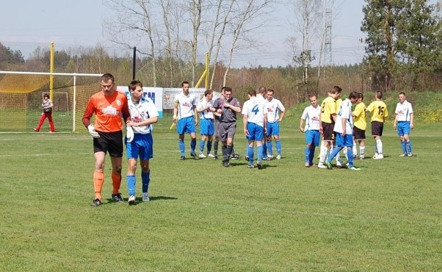 Bramkarz Unii (z lewej) został w 60 minucie wyrzucony z boiska za faul na Adrianie Gębalskim.