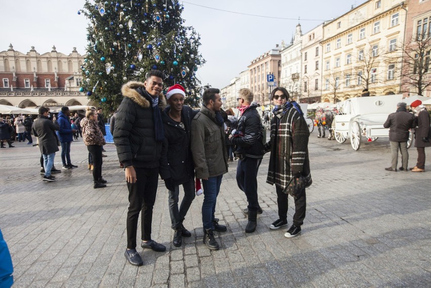 Kraków. Kandydaci do tytułu Mister Supranational spacerują po Rynku Głównym [ZDJĘCIA]