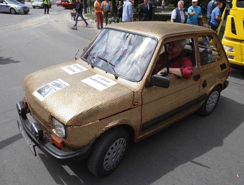 Ciekawostka na Marszu Autonomii 2014. Maluch obity... pieniędzmi [ZOBACZ ZDJĘCIA]