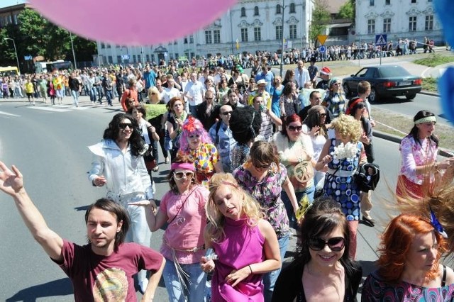 W korowodzie wzięło udział o wiele więcej studentów niż rok temu