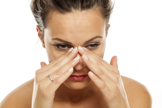Zapalenie zatok przynosowych najczęściej objawia się bólem u nasady nosa, a także w okolicy czołowej.