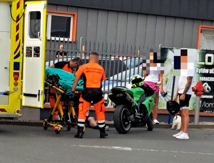 Wypadek motocyklisty w Bytowie. Osobówka uderzyła w kawasaki