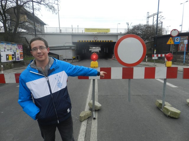 Droga łącząca Śródmieście z Pogorzelcem już jest zamknięta.  - Znowu będzie kocioł na drogach - martwi się Maciej Suchecki, mieszkaniec Kędzierzyna-Koźla.