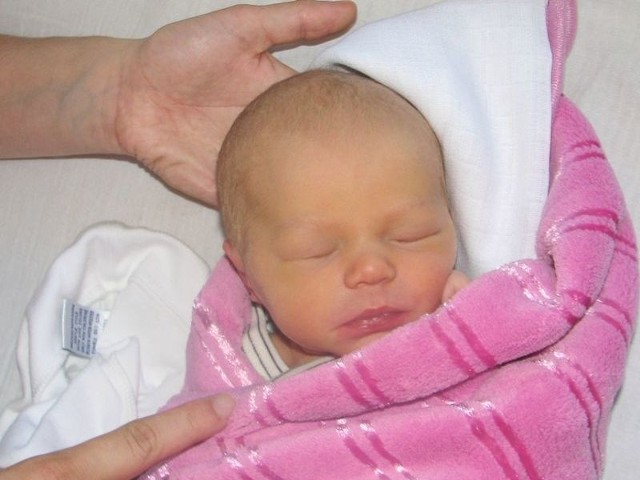 Alicja Nadybał urodziła się w sobotę, 21 lipca. Ważyła 2700 g i mierzyła 52 cm. Jest pierwszym dzieckiem Eweliny i Dariusza z Zawist Podleśnych