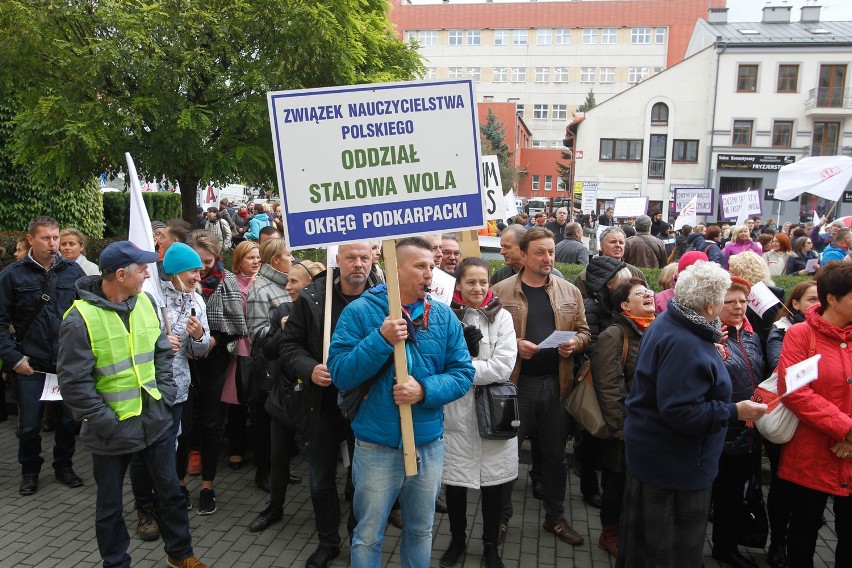 Nauczyciele protestowali pod urzędem wojewódzkim w Rzeszowie [FOTO, WIDEO]