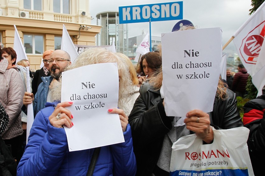 Nauczyciele protestowali pod urzędem wojewódzkim w Rzeszowie [FOTO, WIDEO]