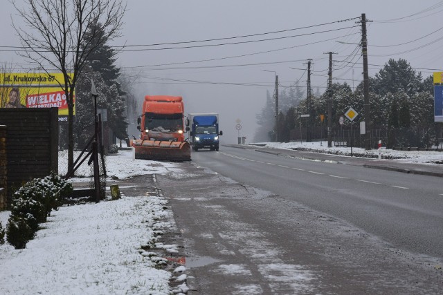 W powiecie sandomierskim pługopiaskarki pracowały  na drogach wojewódzkich. Na zdjęciu  droga relacji  Sandomierz - Ożarów.