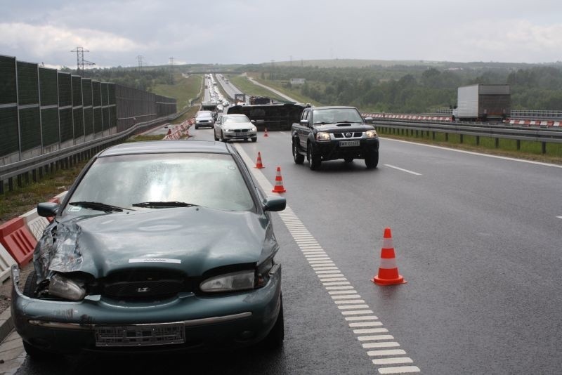 Wypadek w powiecie skarżyskim. Przewrócił się bus 