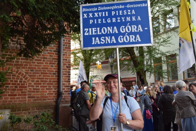 W piątek, 2 sierpnia, sprzed konkatedry pw. Świętej Jadwigi Śląskiej w Zielonej Górze wyruszyła pielgrzymka na Jasną Górę. Uczestnicy są pełni nadziei i energii, by dotrzeć do samej Częstochowy. Najpierw uczestnicy pielgrzymki wzięli udział w uroczystej mszy w zielonogórskiej konkatedrze. Okazuje się, że z Zielonej Góry na Jasną Górę wyruszą w tym roku dziesiątki pielgrzymów. Potem przyszedł czas na powitanie przyjaciół, których poznało się w trakcie poprzednich wędrówek. I wreszcie start z uśmiechem, ale i śpiewem na ustach. Tegoroczna, 37. Piesza Pielgrzymka Diecezji Zielonogórsko-Gorzowskiej na Jasną Górę odbywa się pod hasłem: "Otwarci na Ducha Świętego". - Piesza pielgrzymka jest zupełnie wyjątkowym doświadczeniem. Wędrówka we wspólnocie braci i sióstr, modlitwa w zabranych ze sobą intencjach, zmaganie z rozmaitymi przeciwnościami i satysfakcja z ich pokonania, wreszcie radość ze spotkań z Bogiem, Matką Bożą i Świętymi na szlaku i u celu – to wszystko zapada w pielgrzymie serce - zwrócił się do pielgrzymów w oficjalnym komunikacie biskup Zielonogórsko-Gorzowski - Tadeusz Lityński. Pątnicy z Gorzowa Wielkopolskiego wyruszyli 31 lipca. Głogów, podobnie jak Zielona Góra, wyruszy na trasę 2 sierpnia. Z Zielonej Góry zmierza również 27. Ogólnopolska Piesza Pielgrzymka Nauczycieli i Wychowawców „Warsztaty w Drodze”. Pielgrzymi spotkają się razem 12 sierpnia na Jasnej Górze. - Pielgrzymka to nie jest łatwe zadanie, ale jest na pewno piękne - mówi Łukasz Frączkiewicz, który na pielgrzymkę wybrał się z żoną i dziećmi. - Pięknie jest iść świadczyć o Panu Bogu, o żywej wierze. Idę z dziećmi, chcę im pokazać, że można też cieszyć się wiarą i podejmować jej trud. ZOBACZ FILM - PIESZ PIELGRZYMKA Z GORZOW WLKP.ZOBACZ TEŻ: WARSZTATY W DRODZE 2019. PIESZA PIELGRZYMKA NAUCZYCIELI DO CZĘSTOCHOWY;nf