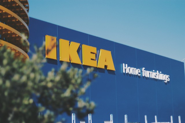 IKEA Ikea ogłosiła, że tymczasowo zamknie wszystkie 17 sklepów Ikea w Rosji, jednocześnie wstrzymując produkcję w tym kraju. Jak podał The Wall Street Journal, szwedzki gigant meblarski zaprzestał dostaw do i z Rosji. Przejdź dalej --->