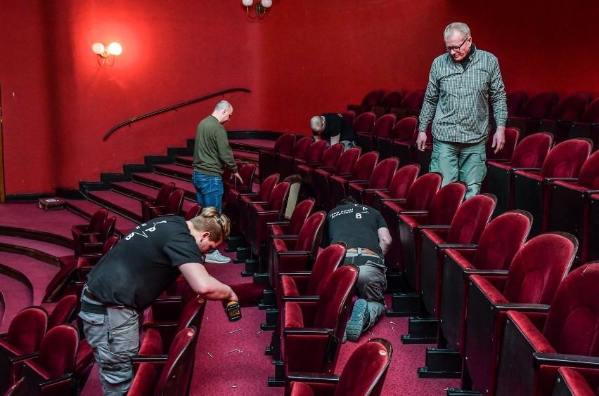 W Teatrze Polskim w Bydgoszczy trwa demontaż foteli na...