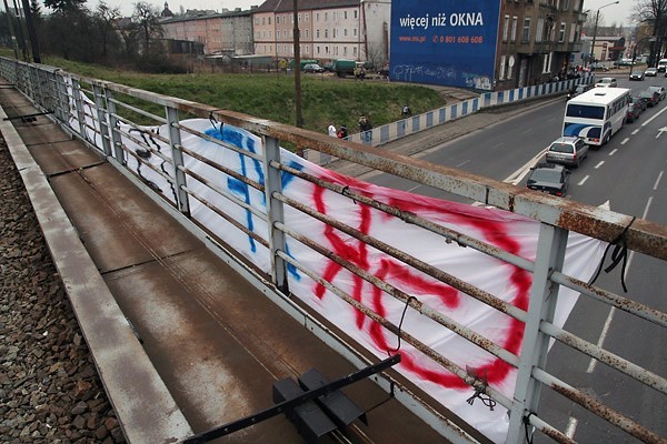 Na wiadukcie nad ulicą Szczecinską wisi transparent kibiców...