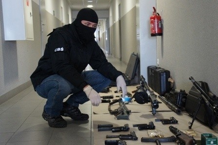 Policjanci przeszukali 33 posesje na terenie Łodzi,...