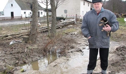 Jerzy Kuska, którego gospodarstwo w Mokrem zalała woda. Na zdjęciu: Woda już ustąpiła i wróciła do koryta.