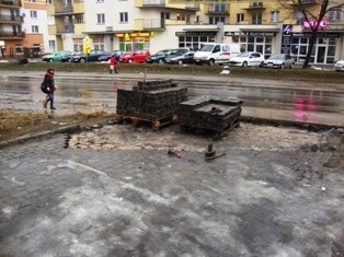 Ta kostka brukowa została zdjęta z podwórka i parkingu sprzed budynku u zbieg ulicy Okrzei i Zagnańskiej w Kielcach bez wiedzy właściciela.
