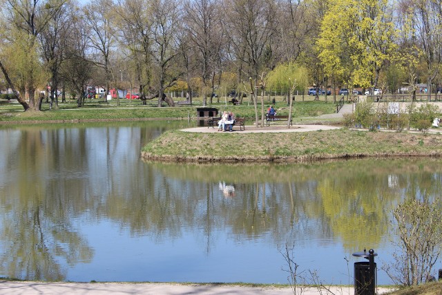 Bytomski park miejski znowu otwarty. Mieszkańcy spacerują, biegają, a także jeżdżą na rowerach. Zobacz kolejne zdjęcia. Przesuwaj zdjęcia w prawo - naciśnij strzałkę lub przycisk NASTĘPNE >>>