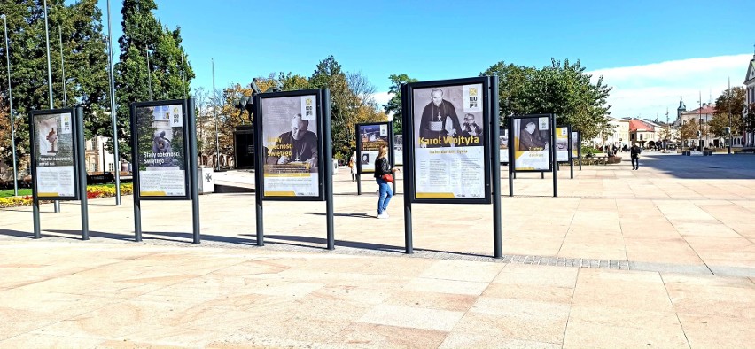 W centrum Lublina stanęła wystawa na 100-lecie urodzin Jana Pawła II