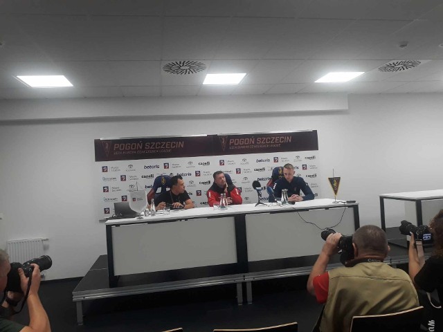 Trener Jens Gustafsson i Mariusz Malec na oficjalnej konferencji prasowej Pogoni przed meczem z Linfield FC
