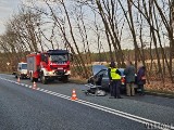 Z renault odpadły drzwi i błotnik. Zderzenie samochodu osobowego z ciężarowym pod Opolem