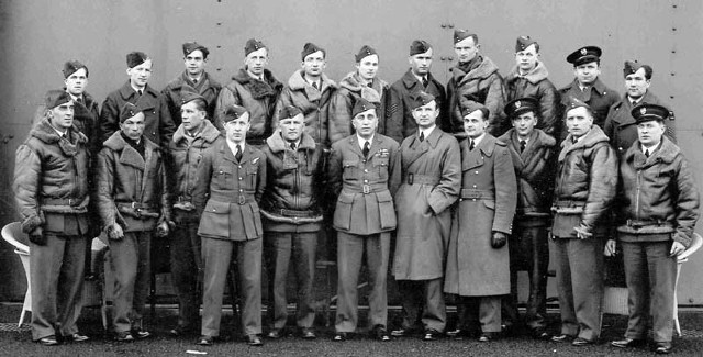 Na zdjęciu personel Dywizjonu Bombowego 300 im. Ziemi Mazowieckiej po powrocie samolotów z pierwszego bombardowania Berlina w 1940 roku. Marian Sztul stoi w drugim rzędzie, trzeci z prawej