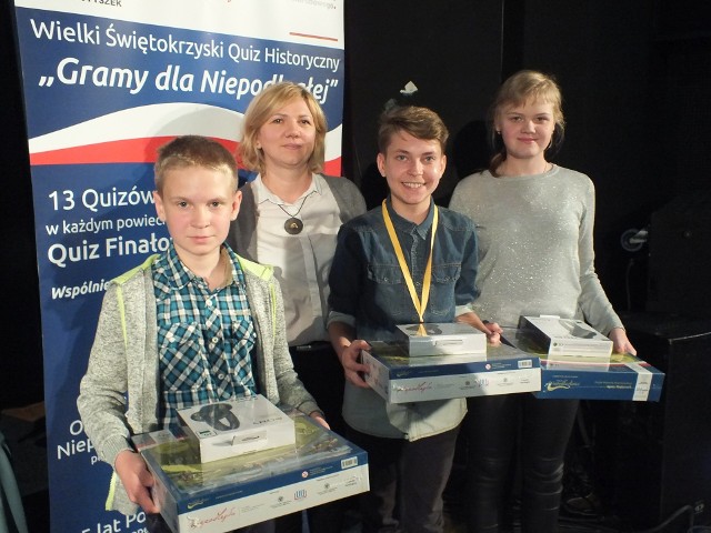 Zwycięska drużyna z Mirca, z opiekunką. Od lewej: Michał Błach, Anita Staszałek- opiekunka, Krzysztof Duś, Paulina Gralec
