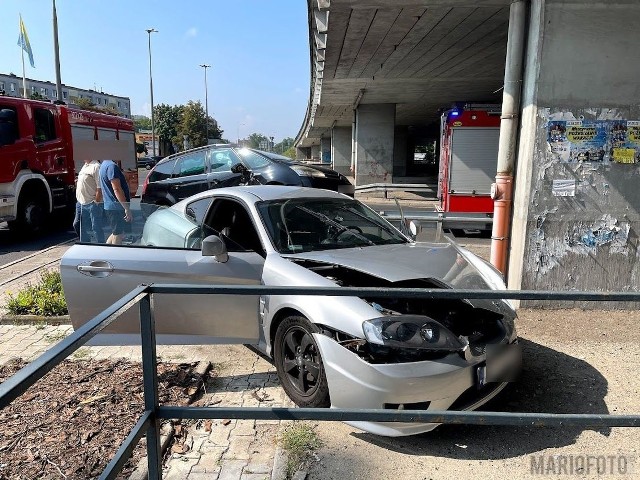 Opole. Zderzenie dwóch samochodów na rondzie na pl. Konstytucji 3 Maja. Jedno z aut zawisło na barierze