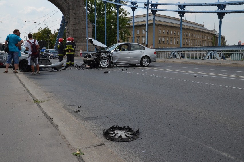 Wypadek na moście Grunwaldzkim. Czołowe zderzenie toyoty i BMW. Korki! (ZDJĘCIA)