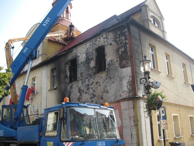 Ogień zniszczył część elewacji i okna ratusza
