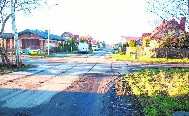 Podmokły teren z gruntowymi lub betonowymi drogami wreszcie zostanie porządnie wyremontowany. Mieszkańcy czekali na to wiele lat. Na zdjęciu: ul. Patrycego