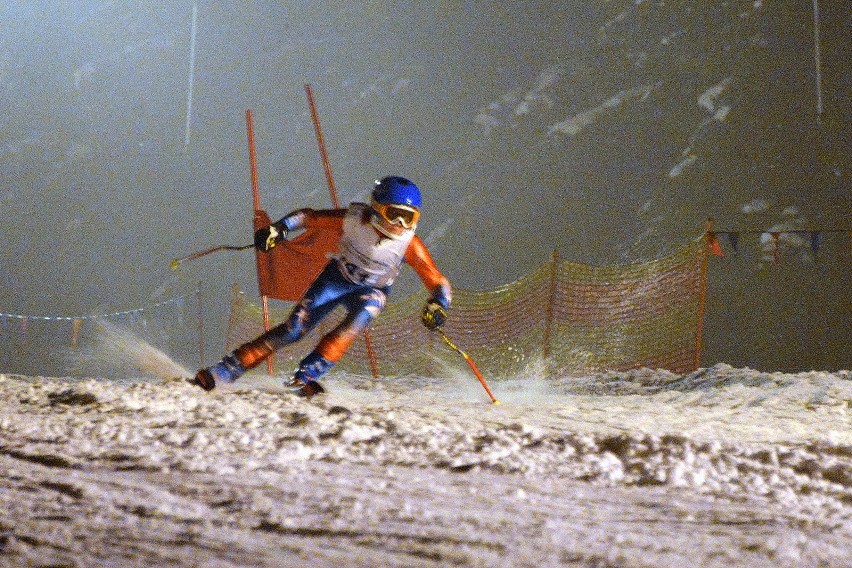 Zawody narciarsko-snowboardowe na Stadionie w Kielcach. Rywalizowały dzieci i dorośli 