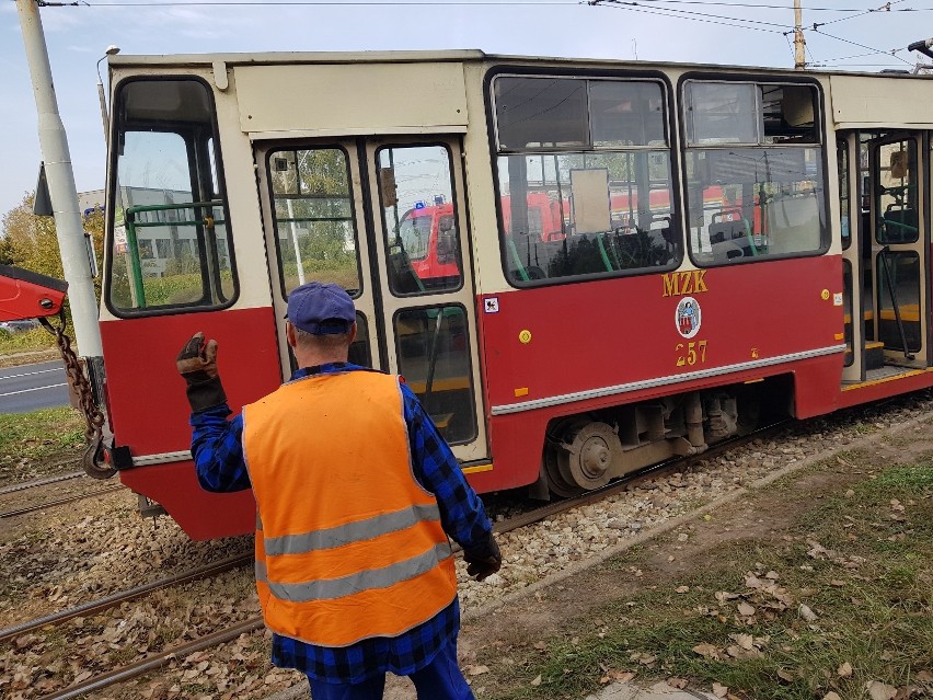 Wykolejony tramwaj po zderzeniu z autobusem na ulicy Wschodniej. Są ranni