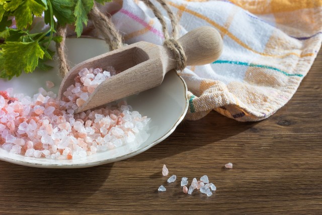 Sól himalajska zawiera więcej minerałów niż sól kuchenna. Wykorzystywana jest także w kosmetyce.