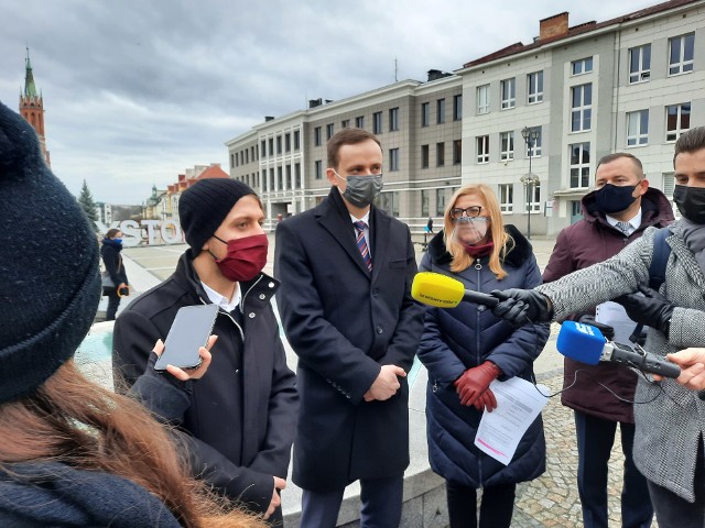 Konferencja PIS przy białostockim RatuszuOd lewej: Bartosz Stasiak z Forum Młodych PIS, wicewojewoda podlaski Tomasz Madras, radna PIS - Agnieszka Małgorzata Rzeszewska, Przewodniczący Klubu PIS w Radzie Miejskiej w Białymstoku Henryk Dębowski