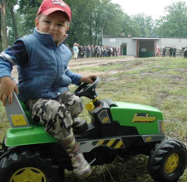 -  Jak strażacy będą musieli gdzieś pojechać, to mogę im pożyczyć ciągnik - mówi trzyletni Mateusz Piotrowicz. Od kiedy wieś ma jednostkę OPS, chłopiec chce byc strażakiem.