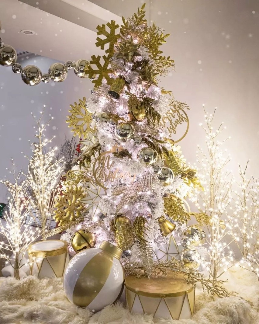 Zobacz najpiękniejsze inspiracje choinkowe. Prawdziwy wybieg mody dla świątecznych drzewek. Na czasie naturalne ozdoby i stonowane kolory