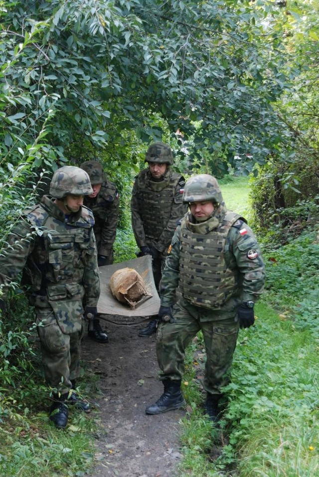 W piwnicy znaleziono bombę z II wojny światowej. Ewakuowano mieszkańców.