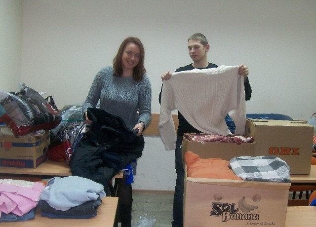 Agnieszka Komisarczyk i Daniel Parkita z częścią darów, które kielczanie, i nie tylko, dostarczyli do Wyższej Szkoły Handlowej w Kielcach.