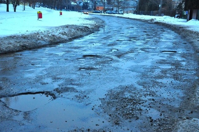 Tak wygląda końcowy odcinek ulicy Romana Koseły w Sandomierzu. Na poważny remont mieszkańcy miasta na razie nie mogą liczyć.