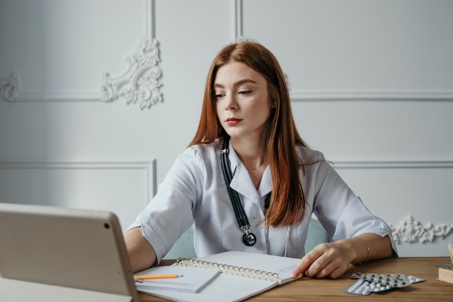 Dermatolog to specjalista od chorób skóry. Do lekarza dermatologa warto zwrócić się po poradę lekarską m.in. w przypadku rozmaitego rodzaju zmian skórnych (trądzik, wysypki, plamki), gdy na naszym ciele pojawiają się znamiona (to może nas uchronić przed czerniakiem), czy wtedy, gdy wypadają nam włosy. To oczywiście tylko kilka sytuacji, w których z pomocą przyjdą nam ci specjaliści.Musimy stwierdzić, że w Lubuskiem nie przyjmuje zbyt wielu lekarzy dermatologów. Postanowiliśmy sprawdzić, którzy lekarze o tej specjalizacji cieszą się renomą wśród pacjentów. Na podstawie danych z serwisu znanylekarz.pl stworzyliśmy listę lekarzy dermatologów, którzy w Lubuskiem uznawani są za najlepszych (mają pięć gwiazdek i przynajmniej pięć opinii - niektórzy mają ich jednak nawet kilkaset!). Sprawdź tę listę i dowiedz się, do którego dermatologa warto się wybrać w Twoim mieście.Przejdź dalej ---------->>Zdjęcia są fotografiami poglądowymiPrzeczytaj też:Te leki warto mieć w domowej apteczce na wypadek zakażenia koronawirusem