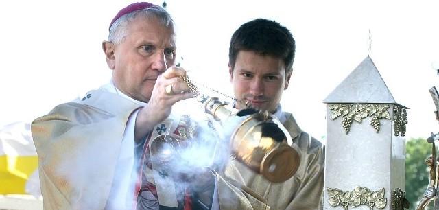 Arcybiskup Edward Ozorowski, metropolita białostocki przewodniczył dziękczynnej mszy świętej. Z prawej strony stoi relikwiarz. Po nabożeństwie został wniesiony do kościoła i wmurowany w jeden z filarów.
