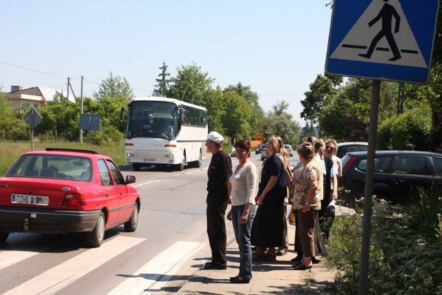 Kielczanie nie mogą bezpiecznie przejść przez drogę na pasach u zbiegu ulic Sandomierskiej i Gustawa Morcinka.