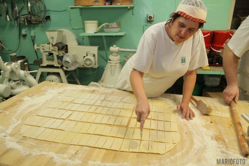 Cukiernicy z cukierni Henryka Moczia w Opolu uwijają się z...