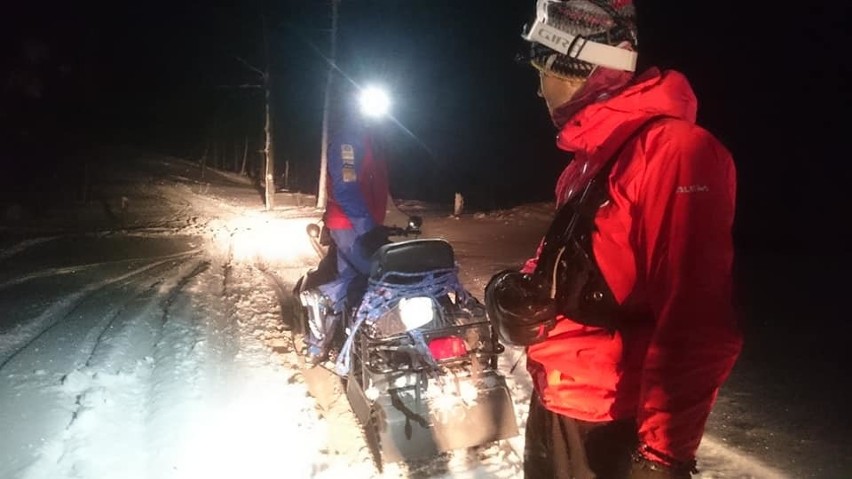 Gorce. Minus 18 stopni, a 27-latek całą noc błąkał się po szlakach [ZDJĘCIA]