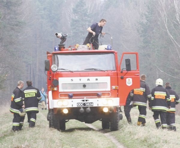 W niedzielę w gaszeniu pożaru łąk w Dylakach brało udział kilkanaście jednostek straży oraz dwa samoloty.